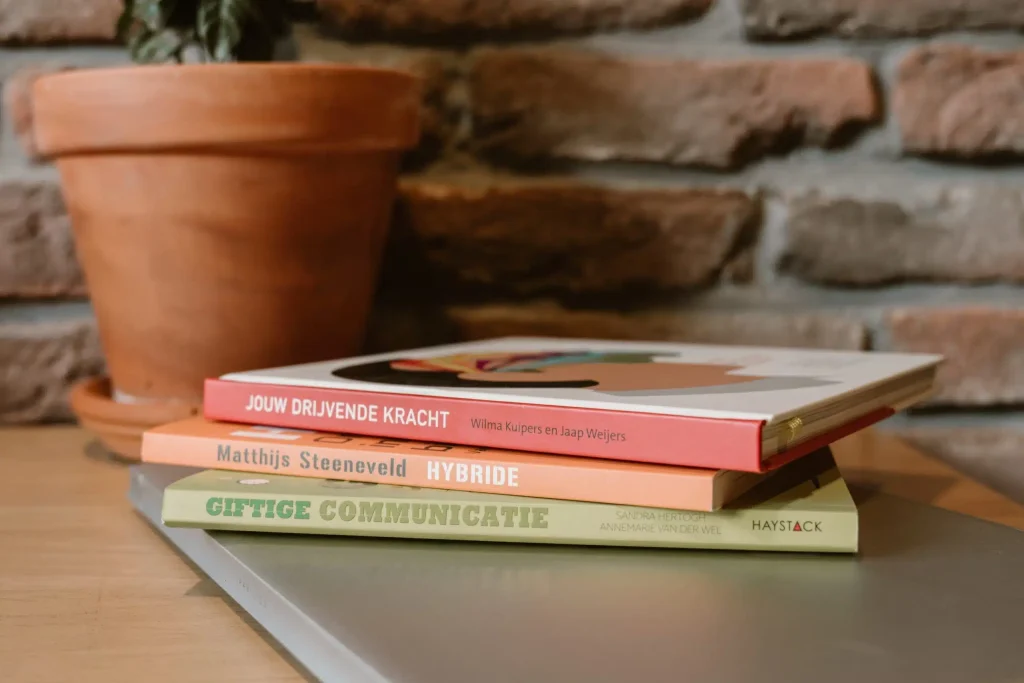Vakliteratuur over drijfveren, hybride werken en communicatie op het bureau van Monique Struijk