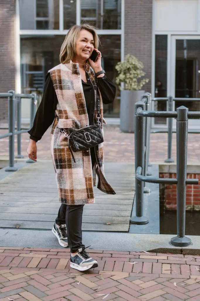 Monique Struijk onderweg, telefonerend